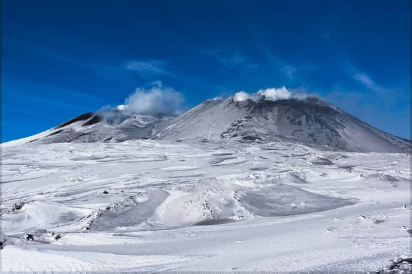 Snowy Volcano Smoke Sicily Blue Skies — Stock Photo, Image