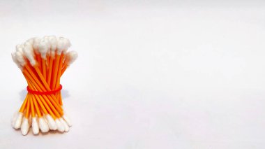 Işık arka planında bir grup kulak çubuğu ya da pamuk kulak çubuğu. Hijyen için kulak bakım konsepti.