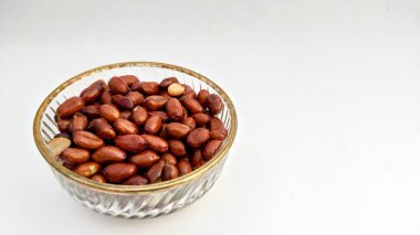 Cam kasede kavrulmuş fıstık, beyaz arka planda izole edilmiş..