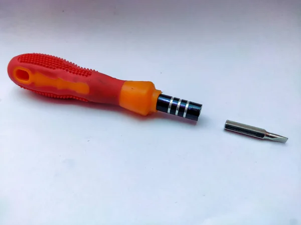 Çok amaçlı vida sürücü küçük elektrikli nesne için eksi bit ile izole beyaz arkaplan onarmak için. Seçici odak.