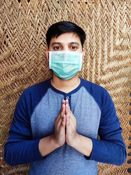 Άνθρωπος Χαιρετισμός Στην Ινδική Namaste Φορώντας Μάσκα Ιός Εξάπλωση Της — Φωτογραφία Αρχείου