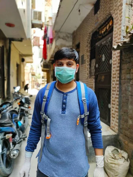 마스크를 소년은 가방을 거리를 코로나 바이러스 유행성 코로나 바이러스 마스크를 — 스톡 사진