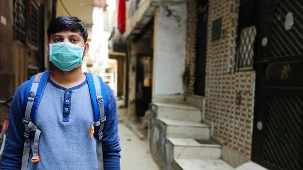 Niño Enmascarado Caminar Calle Con Bolsa Pandemia Virus Corona Covid — Foto de Stock