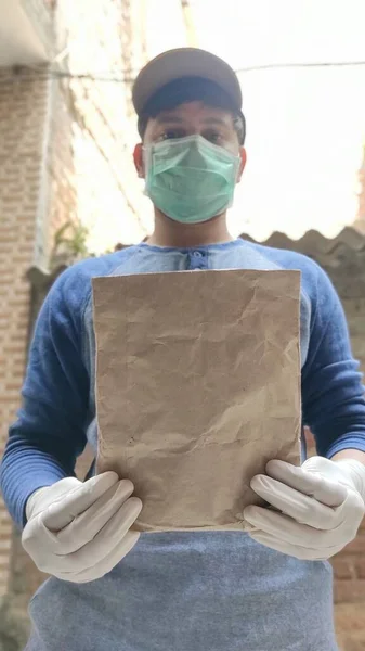 Courier Boy Schutzmaske Und Medizinischen Handschuhen Liefert Papiertüte Lieferung Unter — Stockfoto