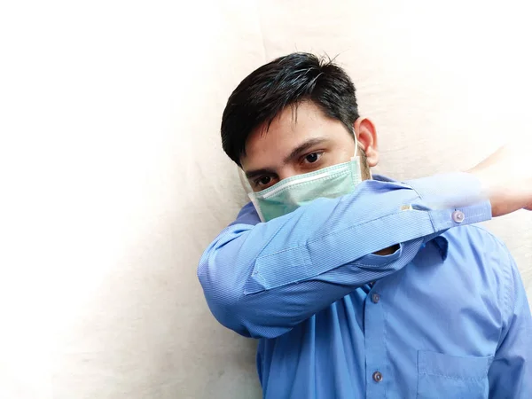 Mann Niest Und Deckt Sich Mit Ellenbogen Arm Tragen Gesichtsmaske — Stockfoto