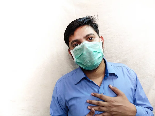 Hombre Con Dolor Pecho Dificultad Para Respirar Usar Mascarilla Pecho — Foto de Stock