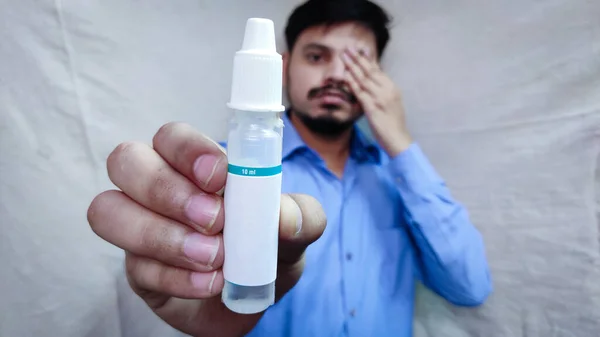 Leere Flasche Nasal Augentropfen Zeigen Vor Mann Stretchhand Tragen Flaschenschlauch — Stockfoto