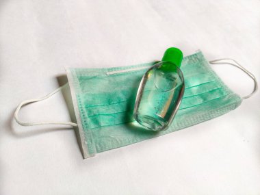 Korona güvenliği için maske ve dezenfektan, beyaz arka planda virüsten hijyen koruması,