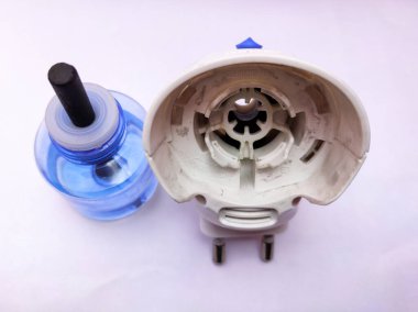 Tüm Out Ultra Sivrisinek Buharlaştırıcı Yeniden doldurma ve makine arka görünümü, beyaz arkaplan izole.