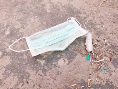Kirli Yüz maskesini çöpe attıktan sonra maske takıldı..