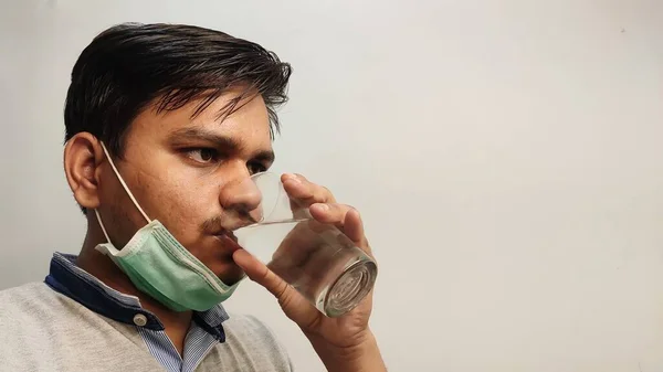 Hombre Bebiendo Agua Vidrio Con Mascarilla Facial Tiempo Corona — Foto de Stock