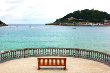 İspanya 'nın kuzey kıyısında deniz manzaralı bir bankta. San Sebastian Sahili