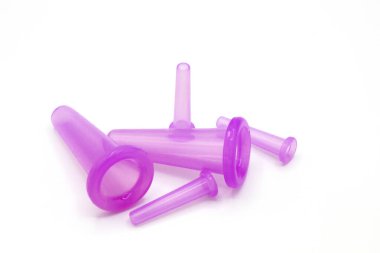 Beyaz arka planda silikon ve kauçuktan yapılmış vücut ve yüz masajı için beş adet pembe kozmetik vakum kavanozu. Kapat.