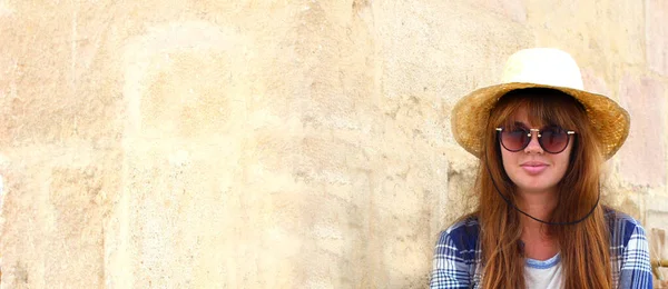 Згорніть Красиву Туристичну Жінку Довгим Рудим Волоссям Сонцезахисними Окулярами Капелюхом — стокове фото