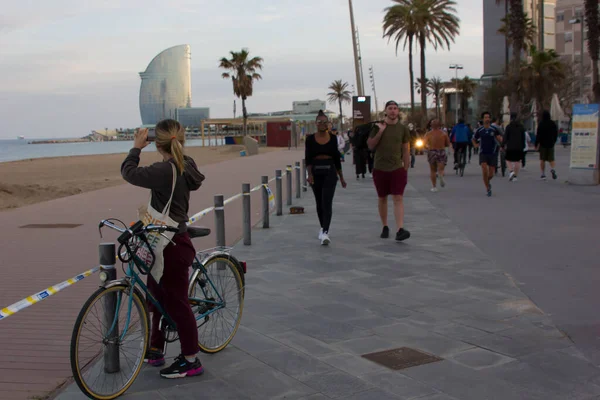 Barcelona España Mayo 2020 Una Joven Con Bicicleta Tomando Fotos — Foto de Stock