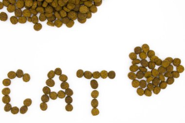 Kelime CAT işareti ve hayvan mamasından yapılmış kalp. Beyaz arka planda harfler olan hayvan bakımı ve veteriner konsepti. Üst Manzara. Pankart. Boşluğu kopyala