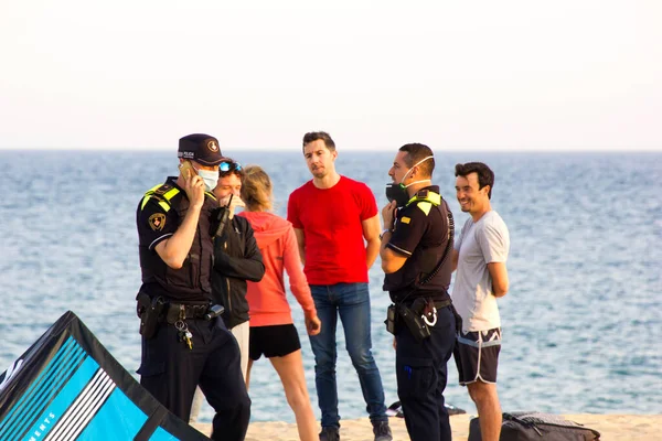 Barcelona España Mayo 2020 Policía Patrullando Una Playa Hablando Con — Foto de Stock