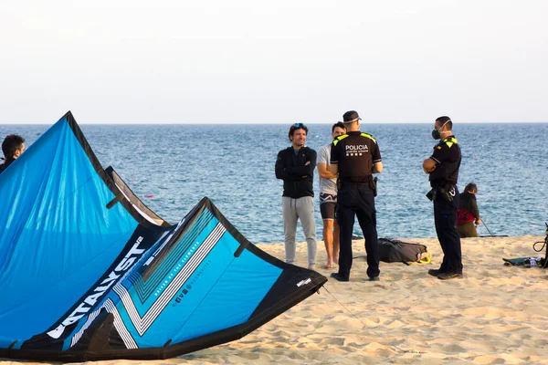 Barcelona España Mayo 2020 Policía Patrullando Una Playa Hablando Con — Foto de Stock