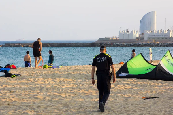 Barcelona España Mayo 2020 Policía Caminando Por Playa Patrullando Una — Foto de Stock