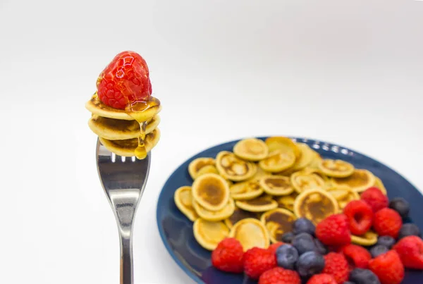 Pancake Mini Sereal Panekuk Kecil Garpu Dengan Raspberry Dekat Piring — Stok Foto