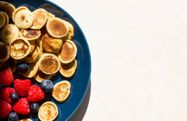 Makanan Trendy Sereal Panekuk Kecil Tumpukan Mini Sereal Pancake Dengan — Stok Foto