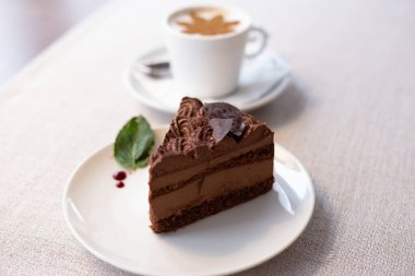 çikolatalı kek ve kahve.