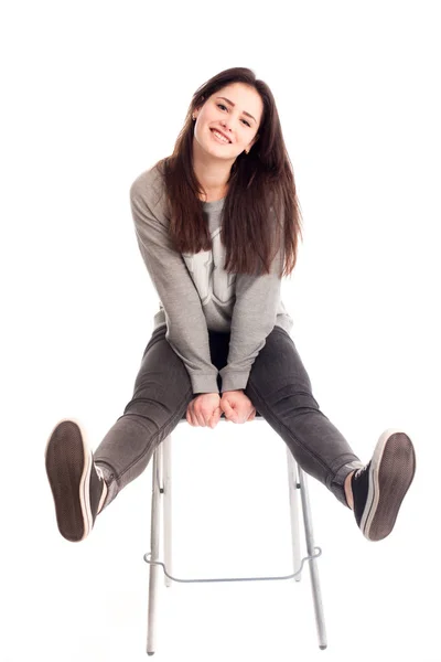 Rolig tjej poserar på stol isolerade — Stockfoto