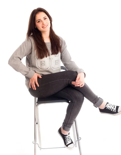 Κορίτσι με σταυρωμένα τα πόδια στην καρέκλα που απομονώνονται — Φωτογραφία Αρχείου