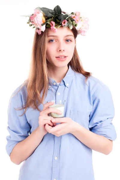 Ελκυστική κοπέλα Καυκάσιος κρατήστε γυαλί φοράει μπλε πουκάμισο με flo — Φωτογραφία Αρχείου