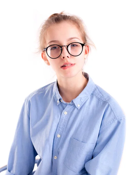 Modelo caliente posando a cámara en camisa azul y gafas aisladas —  Fotos de Stock