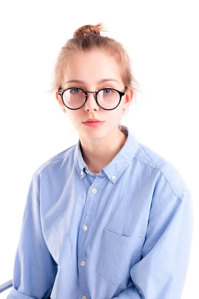 Writer νεαρή κοπέλα φορώντας μπλε πουκάμισο και μεγάλα ποτήρια — Φωτογραφία Αρχείου