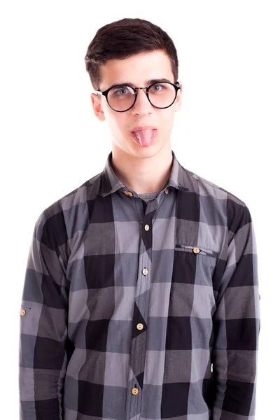 Kaukasischer Junge zeigt Zunge isoliert — Stockfoto