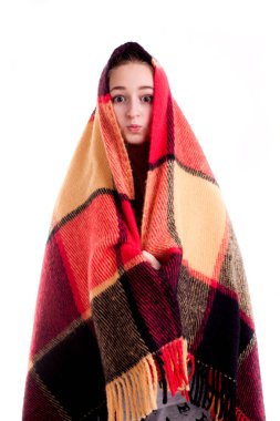 Genç kız komik surat kırmızı battaniye ile örtülü 