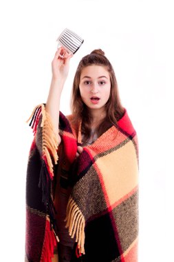 Kız enpty Kupası tutun ve izole kafasına döktüm