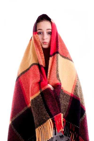 Genç kız komik surat kırmızı battaniye ile örtülü 