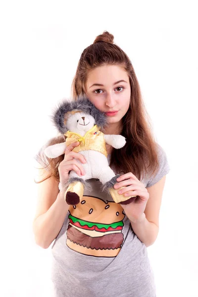 Πορτρέτο του όμορφη νεαρή κοπέλα που κρατά αρκουδάκι παιχνίδι απομονωμένες — Φωτογραφία Αρχείου