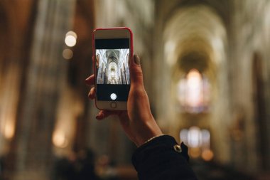 Katedralde telefon ile fotoğraf çekimi