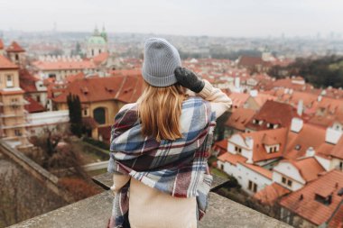 Kız çatı cityscape arka plan üzerinde