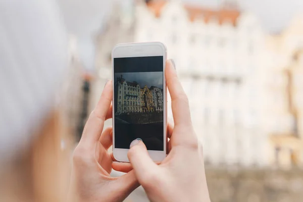 旅行都市の携帯電話で写真を撮る — ストック写真