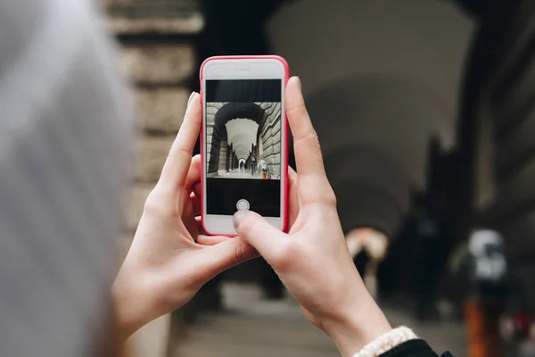 Mädchen fotografiert mit dem Handy in der Stadt — Stockfoto