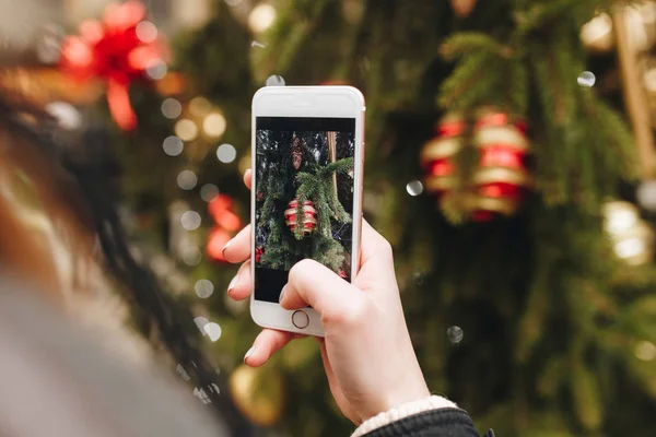 Winterurlaub, Mädchen fotografieren per Telefon — Stockfoto
