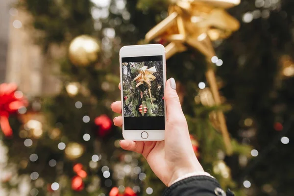 Noel dekorasyon ağaç, telefonla resim üzerinde