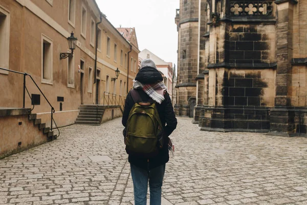 Chica de viaje con mochila caminando en Europa Fotos De Stock