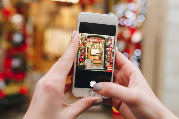 Ragazza con belle mani tenere il telefono Foto Stock