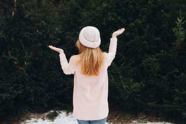 Kız ormanda kar doğa arka plan önbelleğe alma