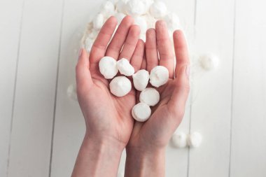 Kızlar elinde tatlı lokum