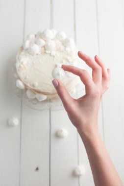 Dekorasyon için kek yapma kız