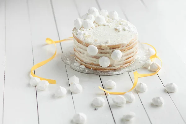 Білий торт з маршмеллоу на тарілці — стокове фото