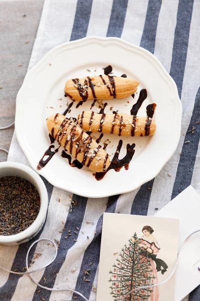 Söta dessert på vit platta på tyg bakgrund Stockbild