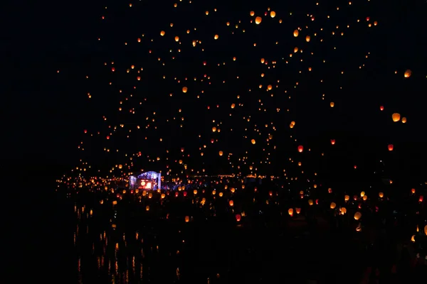 Işıklar gökyüzü Festivali'nde uçan geleneksel Asya kağıt